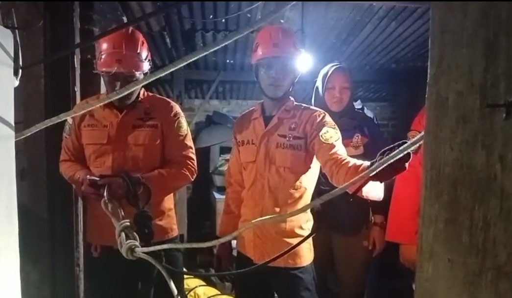 Evakuasi jenazah dari sumur di Bantul.