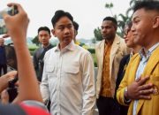 Gibran berbincang dengan mahasiswa.