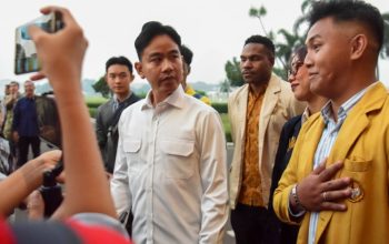 Gibran berbincang dengan mahasiswa.