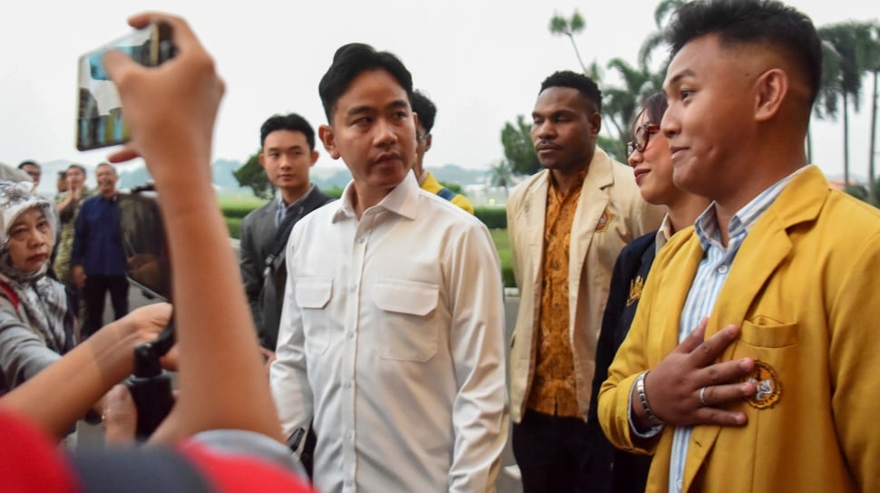 Gibran berbincang dengan mahasiswa.