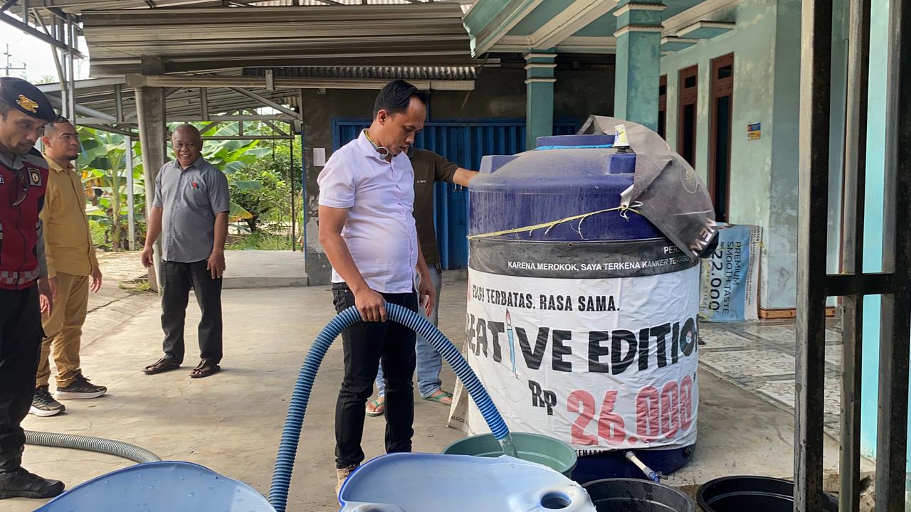 Polres Balangan salurkan air bersih ke warga Dahai.