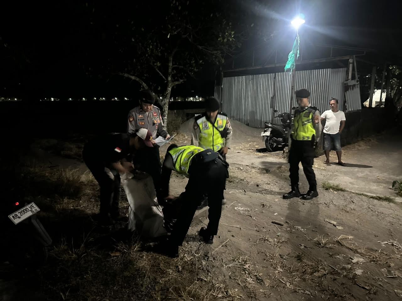 Polisi tunjukkan puluhan botol miras di atas meja