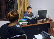 Dua wanita duduk di ruang kantor Satpol PP, petugas di depannya
