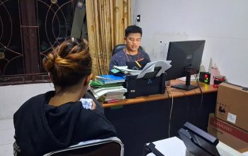 Dua wanita duduk di ruang kantor Satpol PP, petugas di depannya