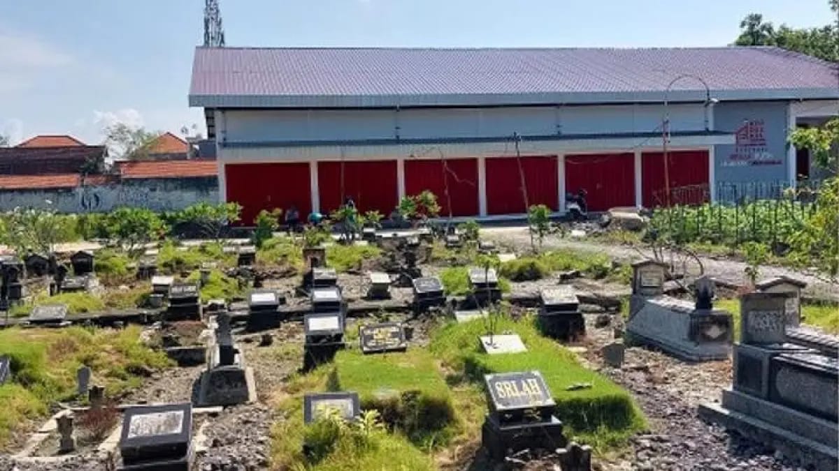 Koperasi Merah Putih di depan makam Lamongan.