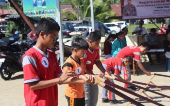Anak-anak lomba sumpit di Halong.