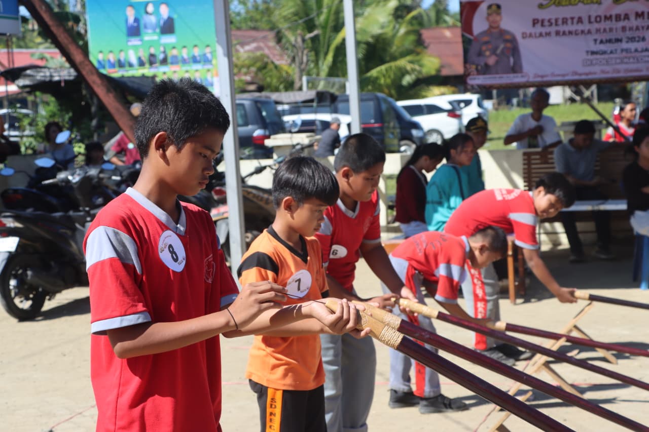 Anak-anak lomba sumpit di Halong.