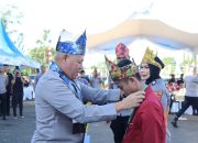 Kapolda Kalsel beri medali ke peserta.