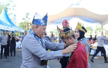 Kapolda Kalsel beri medali ke peserta.