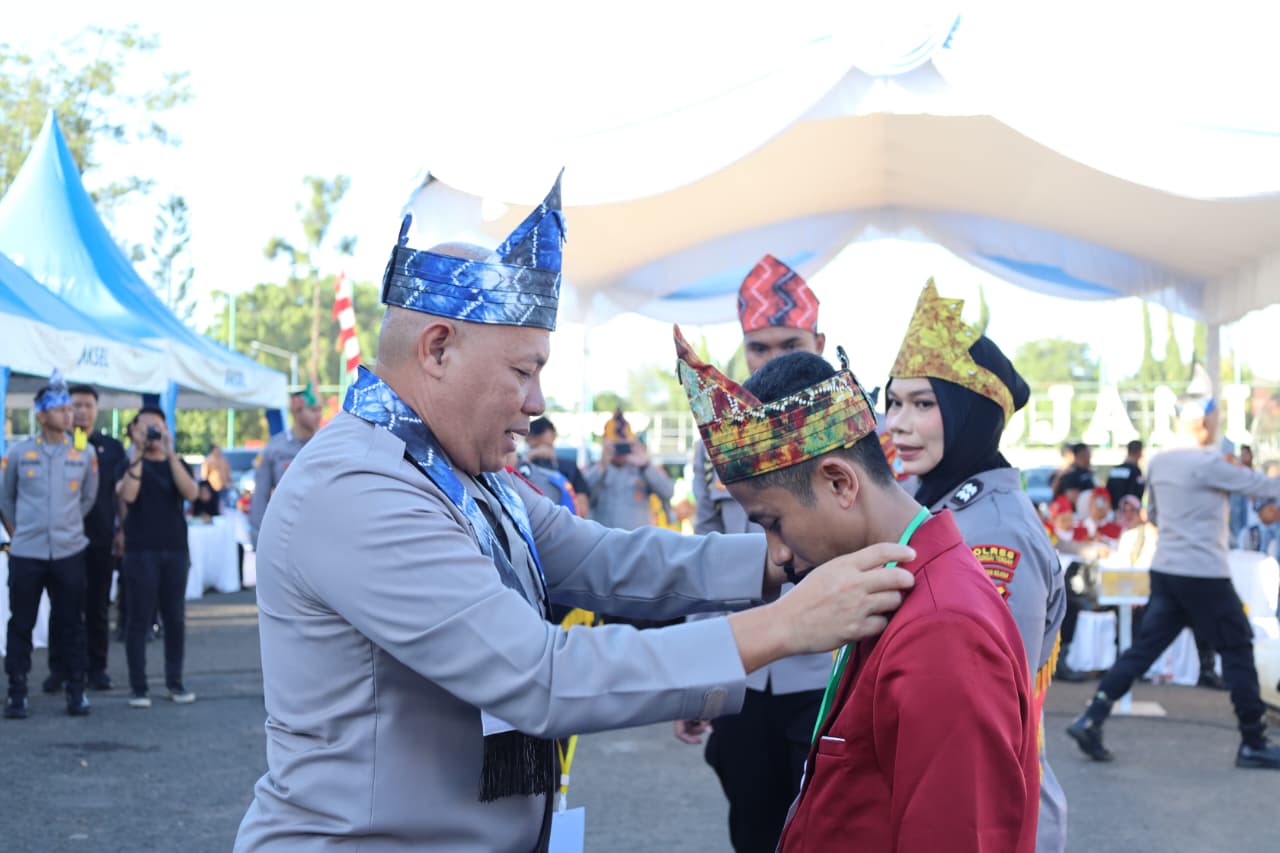Kapolda Kalsel beri medali ke peserta.