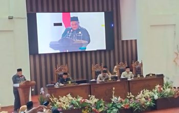Andi Rustianto pidato di rapat DPRD.