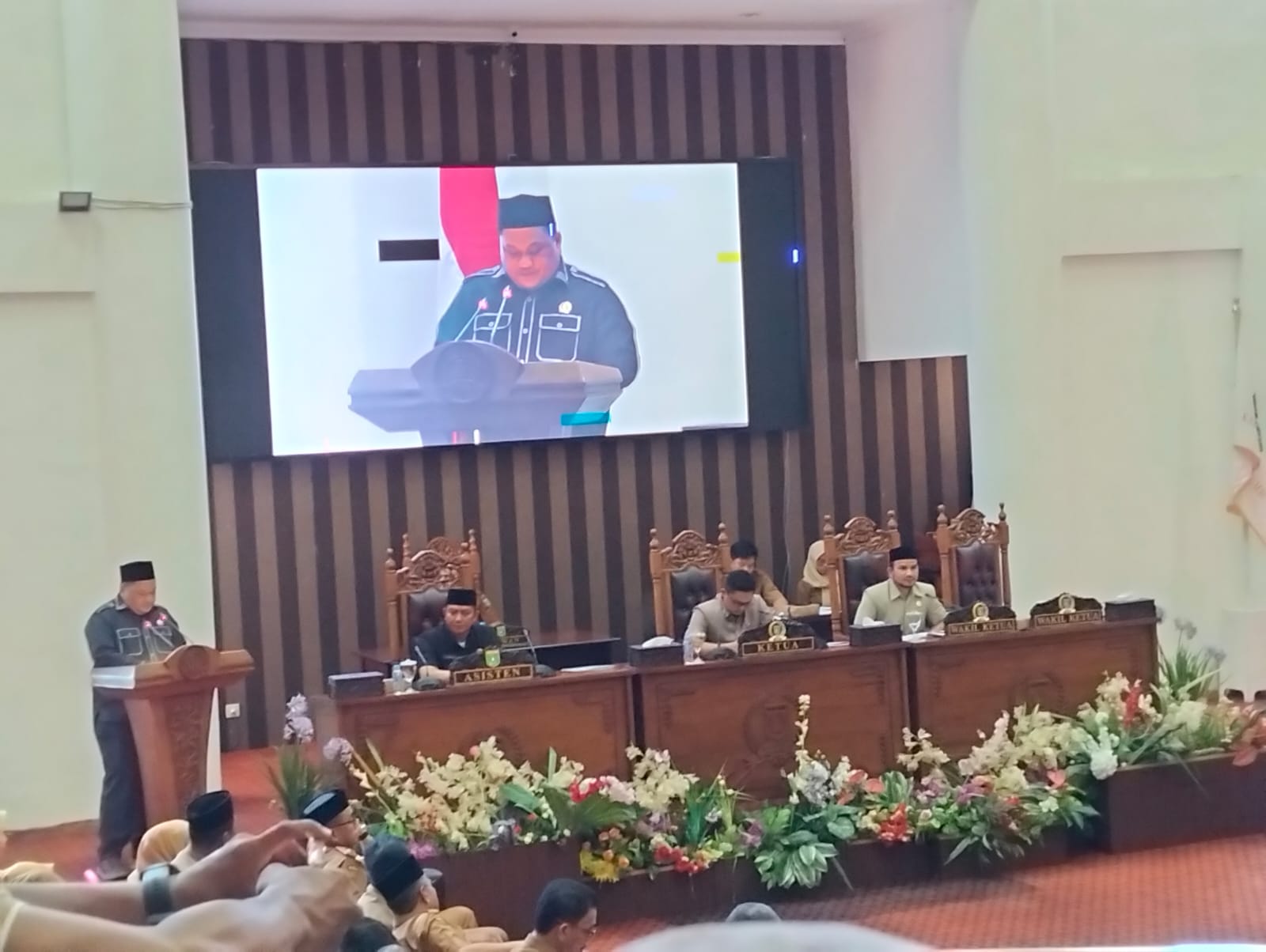 Andi Rustianto pidato di rapat DPRD.