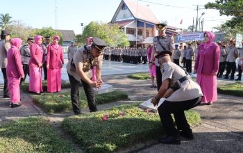 Kapolres Batola bersama jajaran melakukan tabur bunga di TMP Marabahan menjelang Hari Bhayangkara ke-80.