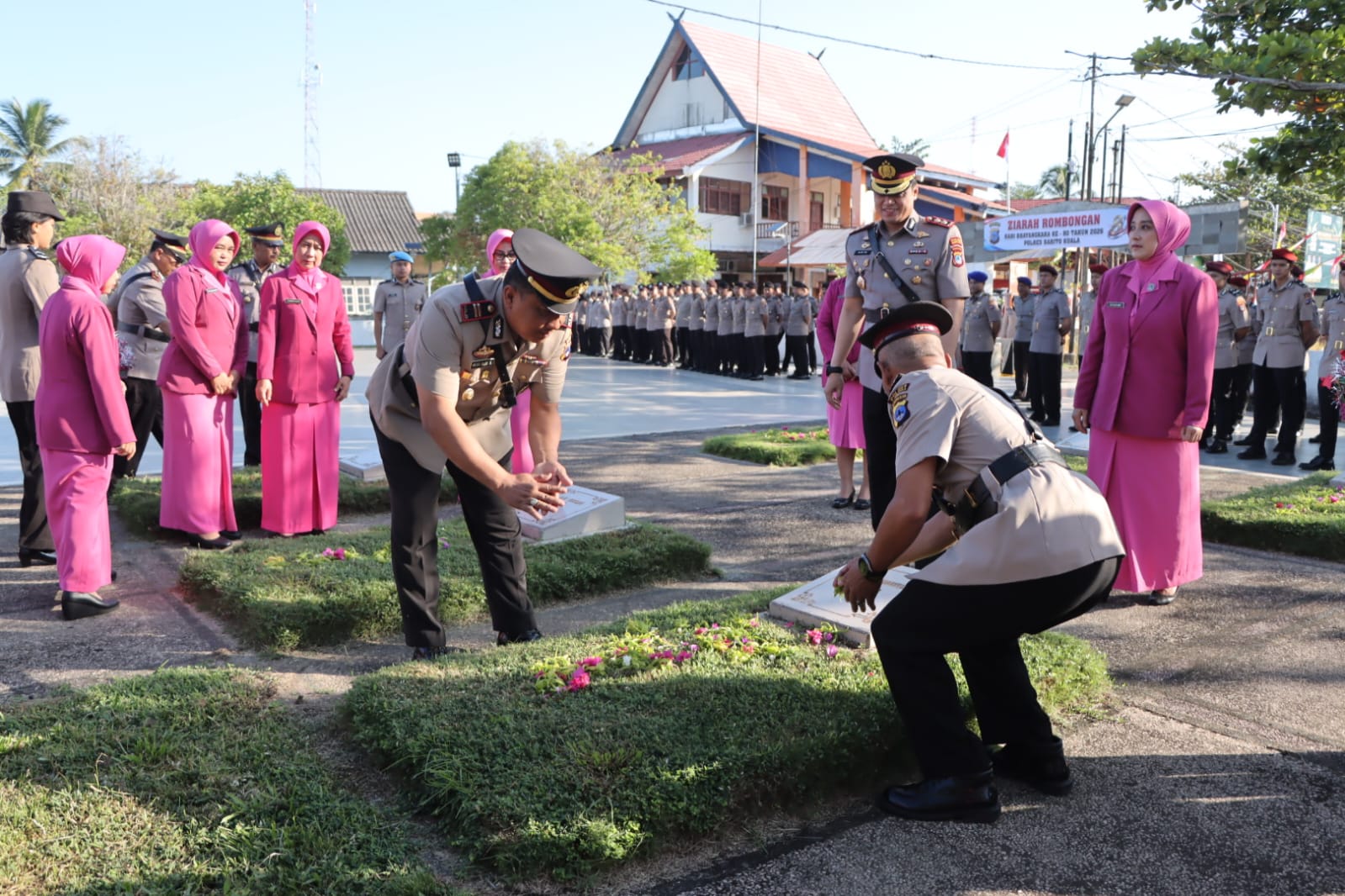 Kapolres Batola bersama jajaran melakukan tabur bunga di TMP Marabahan menjelang Hari Bhayangkara ke-80.