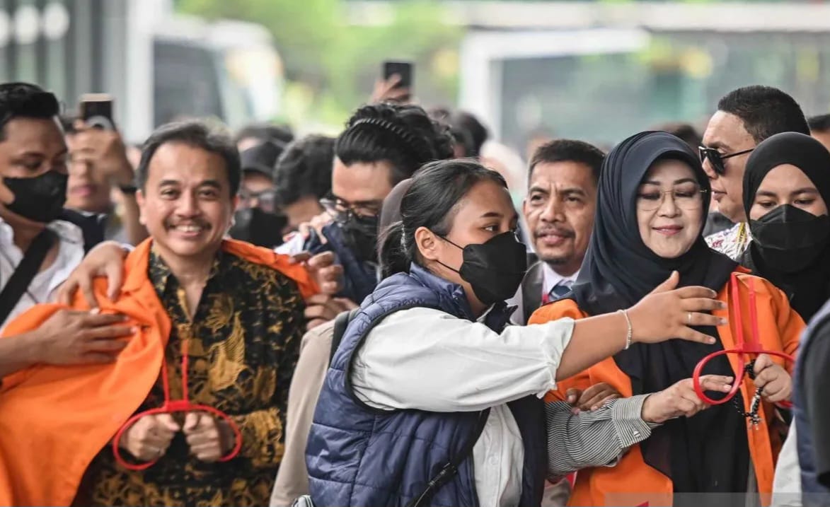 Dua orang pria dan wanita berjalan keluar dari gedung kejaksaan