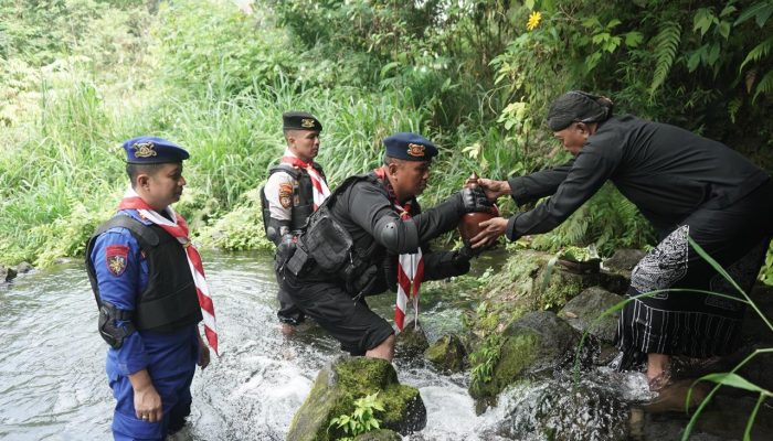 Polda DIY Ambil Air Suci dari Lereng Merapi untuk Cuci Pataka
