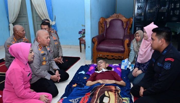 Kapolda Kalsel Jenguk Purnawirawan dan Personel Sakit Menahun