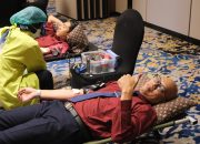 Peserta donor darah berbaring di kursi, petugas medis di sampingnya