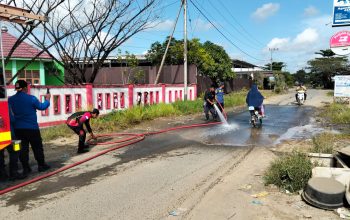 Pembersihan jalan di Desa Barokah, Tanah Bumbu.