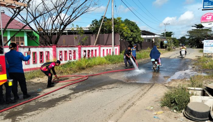 Pemdes Barokah Bersihkan Jalan Berdebu dan Becek, Damkar Turun Tangan