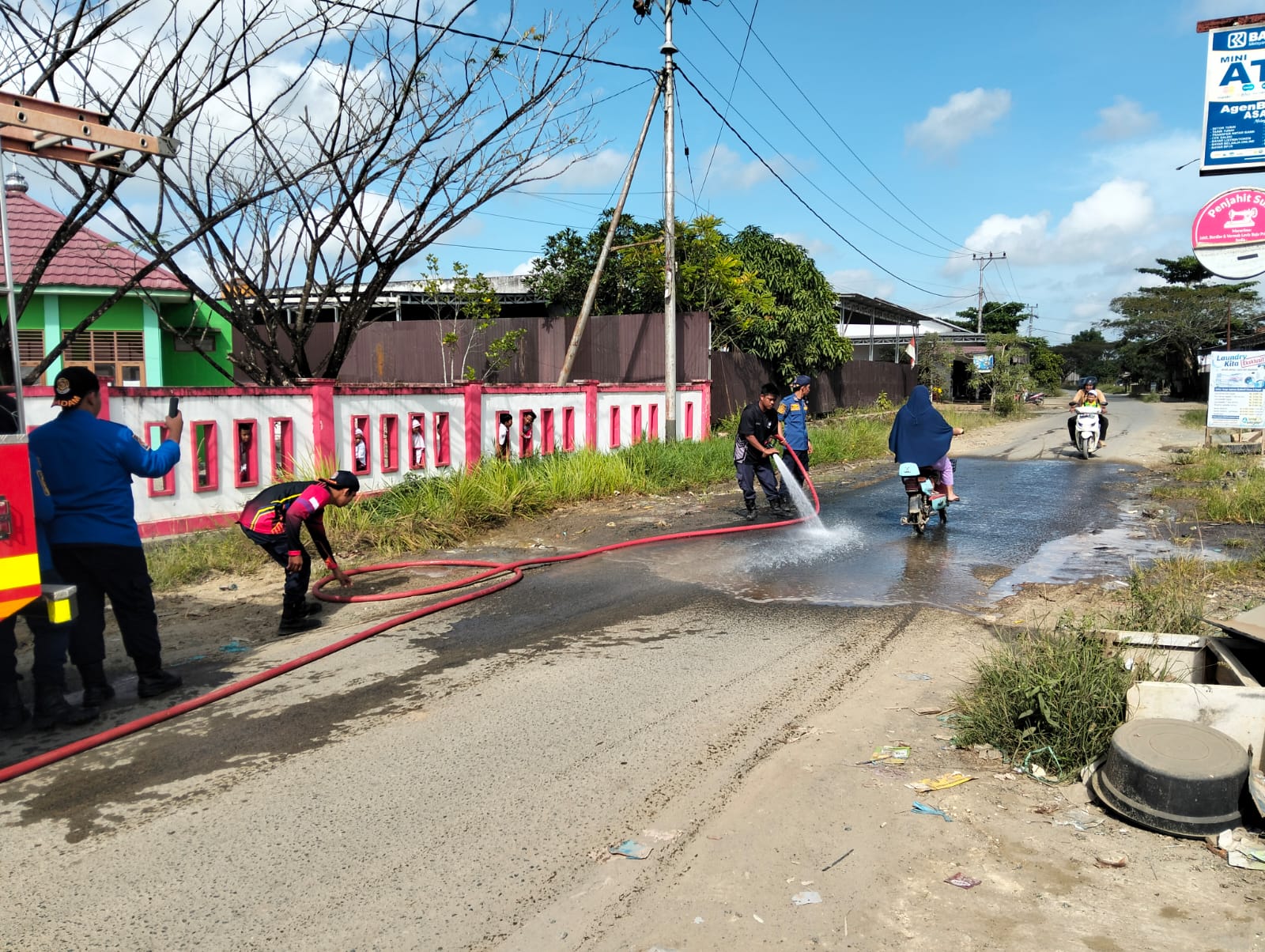 Pembersihan jalan di Desa Barokah, Tanah Bumbu.