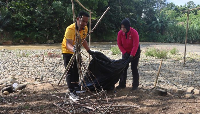Kapolres Balangan dan Bhayangkari Bersihkan Wisata Sungai Meranting