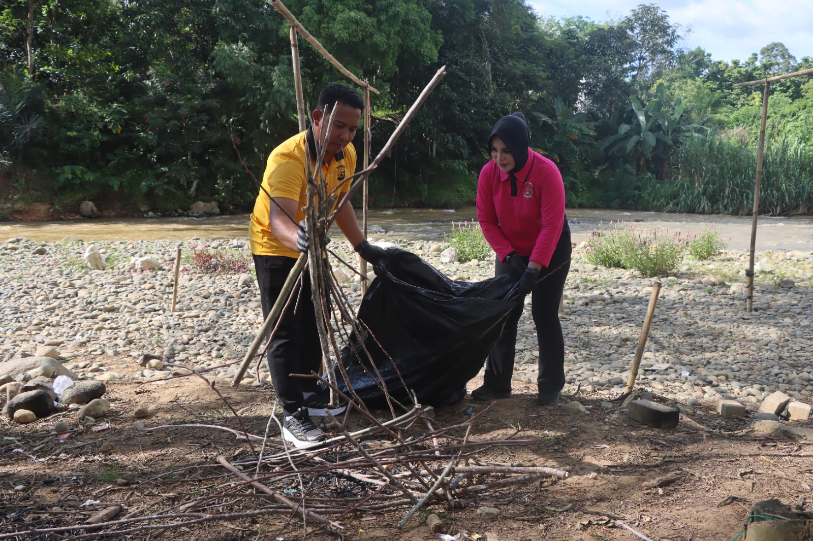 Kapolres Balangan bersihkan Sungai Meranting.