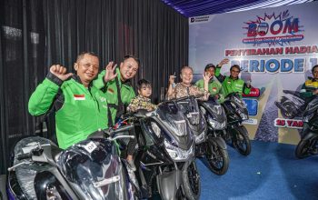 Penyerahan hadiah motor BOOM Pertamina