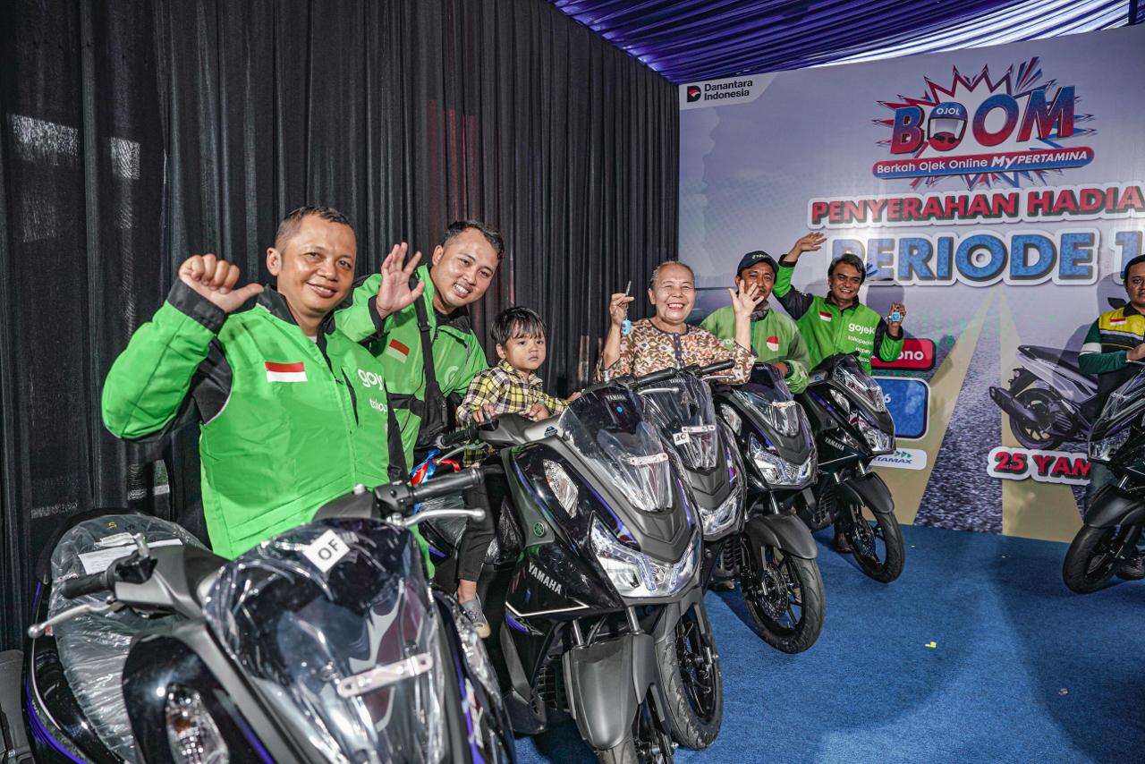 Penyerahan hadiah motor BOOM Pertamina