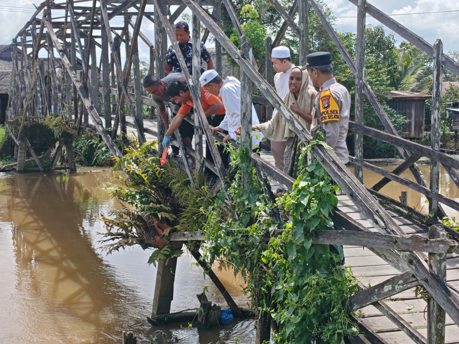 Polisi olah TKP sungai Telaga Silaba HSU.