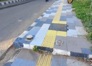 Bekas baut di lantai trotoar, bollard hilang