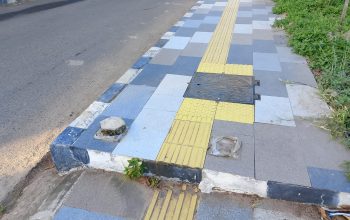 Bekas baut di lantai trotoar, bollard hilang