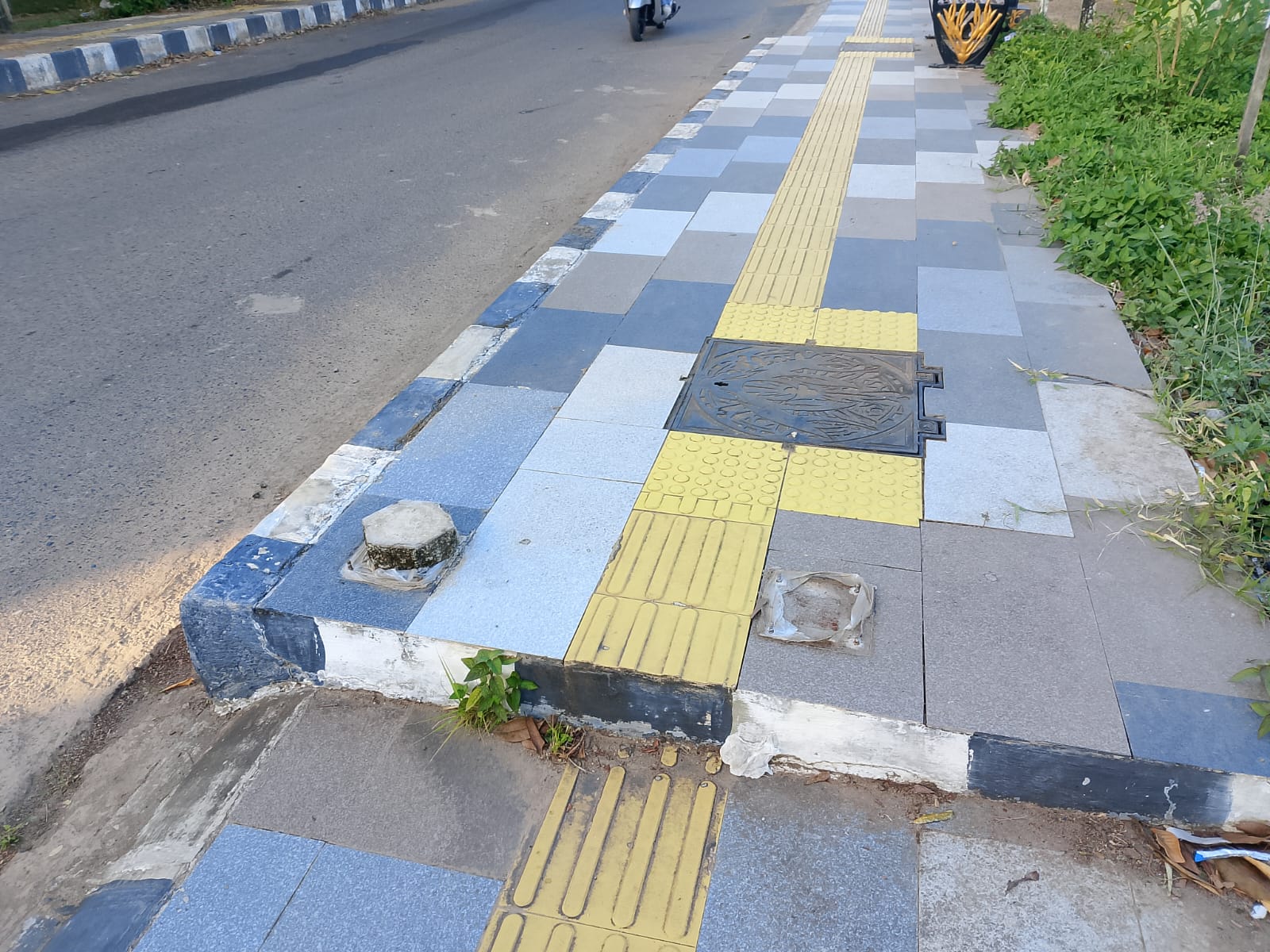 Bekas baut di lantai trotoar, bollard hilang