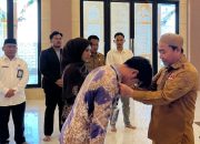 Kadis Disbudporapar beri medali peserta workshop.