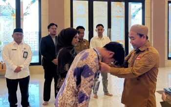 Kadis Disbudporapar beri medali peserta workshop.