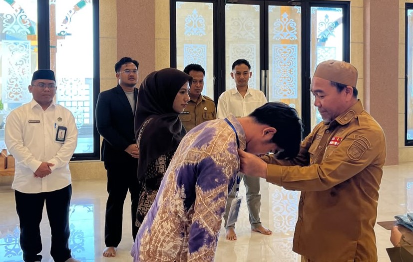 Kadis Disbudporapar beri medali peserta workshop.