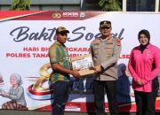 Kapolres Tanah Bumbu bagikan sembako.
