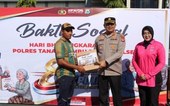 Kapolres Tanah Bumbu bagikan sembako.