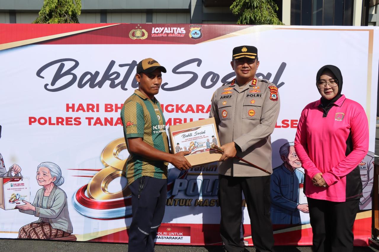 Kapolres Tanah Bumbu bagikan sembako.