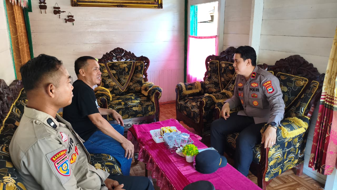 Kapolsek Tanta silaturahmi dengan tokoh masyarakat.