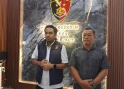 Polisi di meja kerja, ruang kantor latar belakang