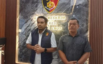 Polisi di meja kerja, ruang kantor latar belakang