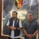 Polisi di meja kerja, ruang kantor latar belakang