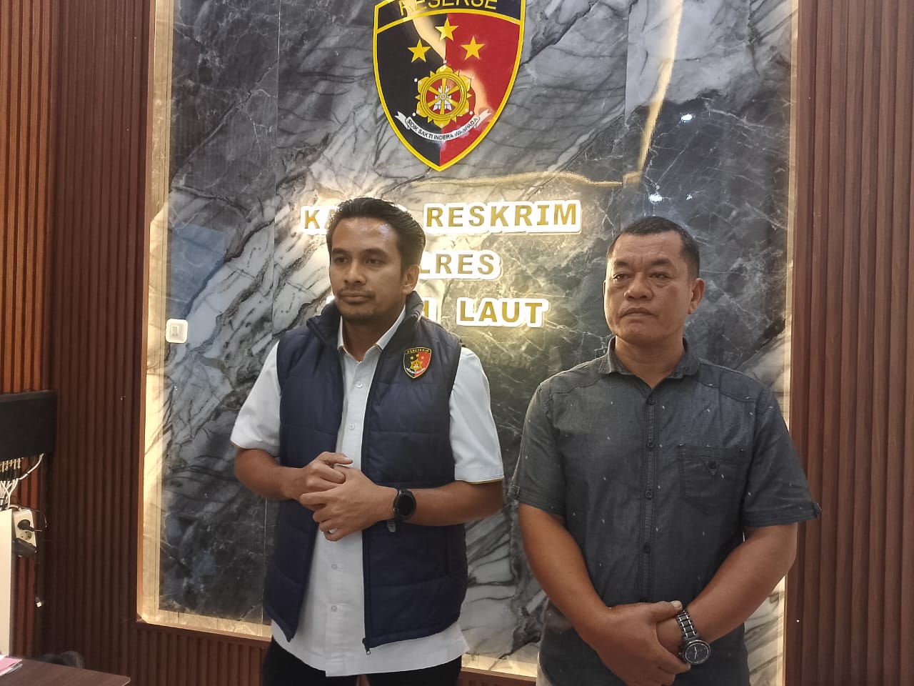Polisi di meja kerja, ruang kantor latar belakang
