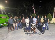 Empat pompa dan motor di halaman polisi