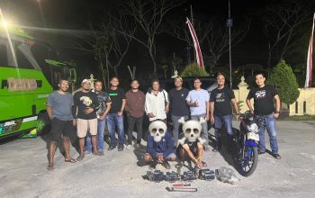 Empat pompa dan motor di halaman polisi