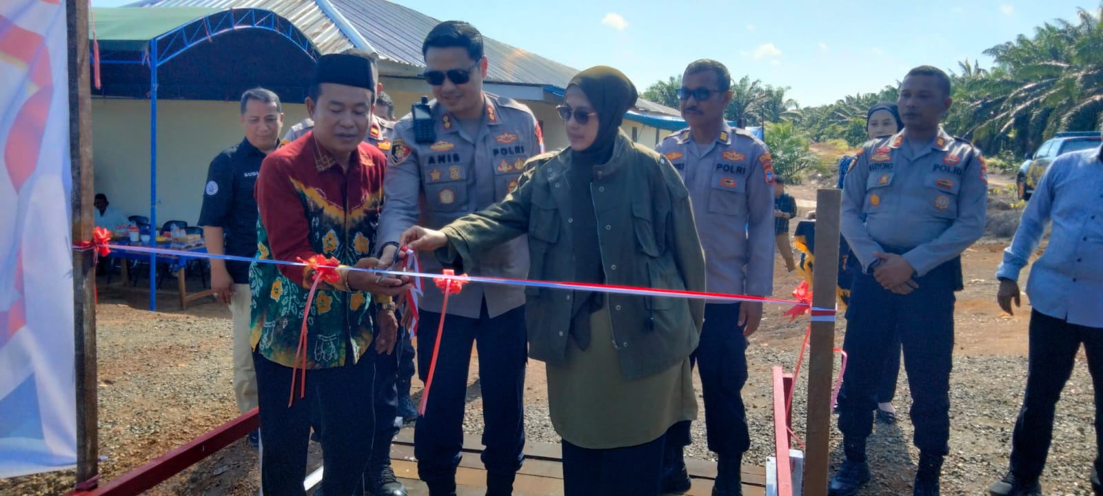 Pemotongan pita Jembatan Merah Putih Batola.