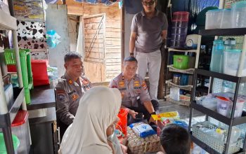 Kapolsek Banjarmasin Selatan beri bantuan.
