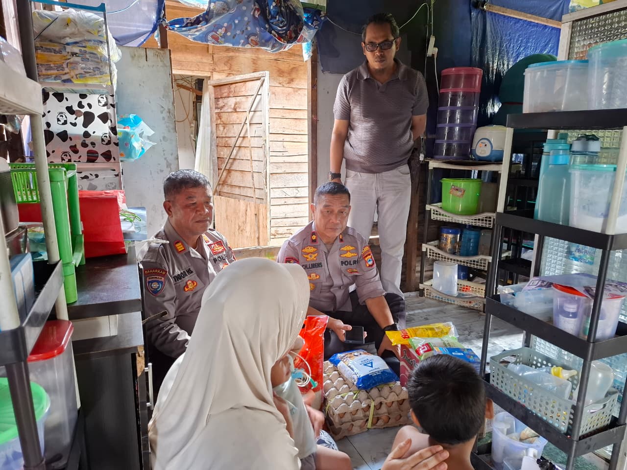 Kapolsek Banjarmasin Selatan beri bantuan.