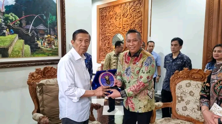 Anjangsana BNN Bali ke I Made Mangku Pastika.